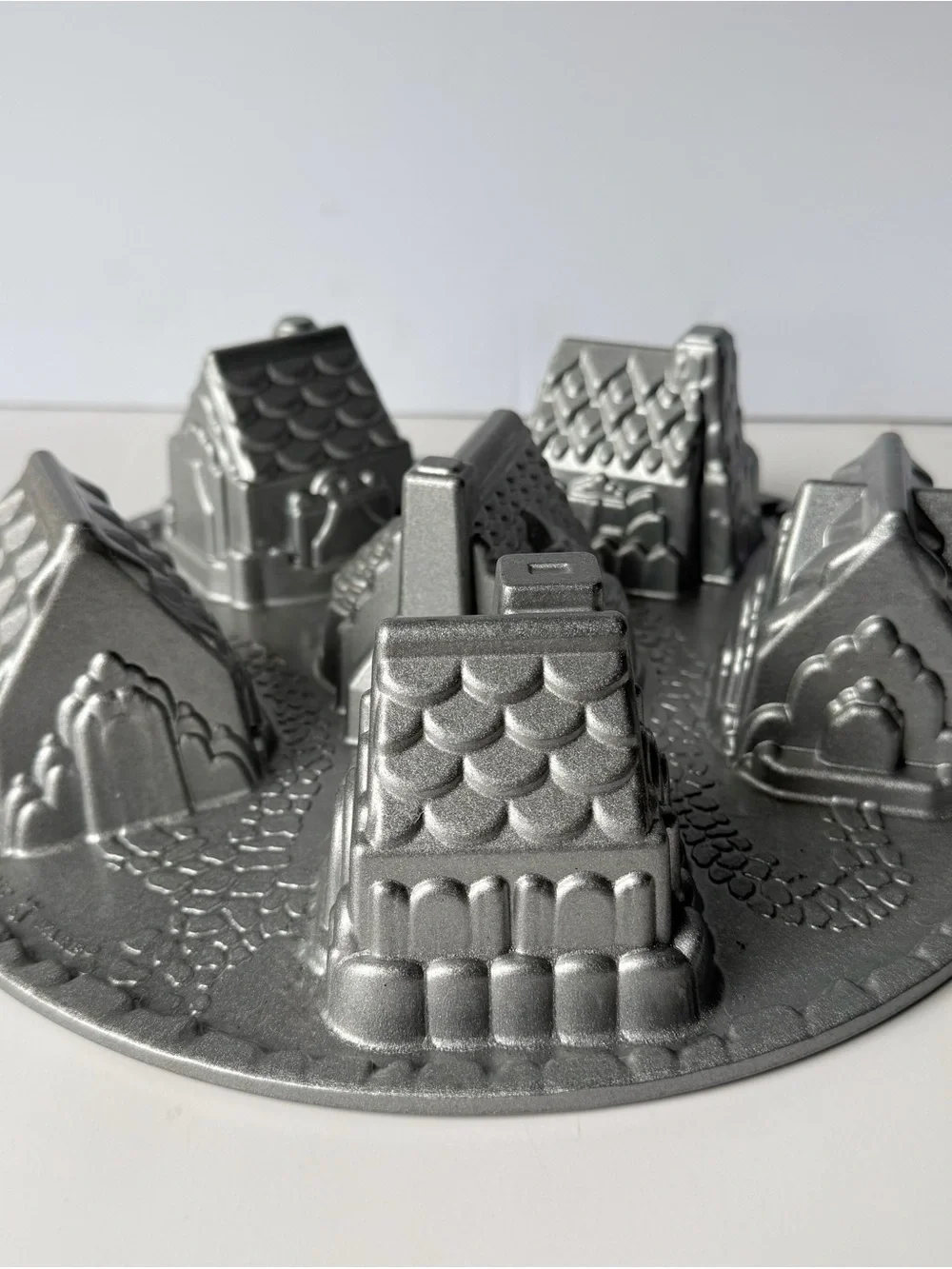 Nordic Ware Cozy Village Christmas Winter Cottages Baking Pan Cast Aluminum